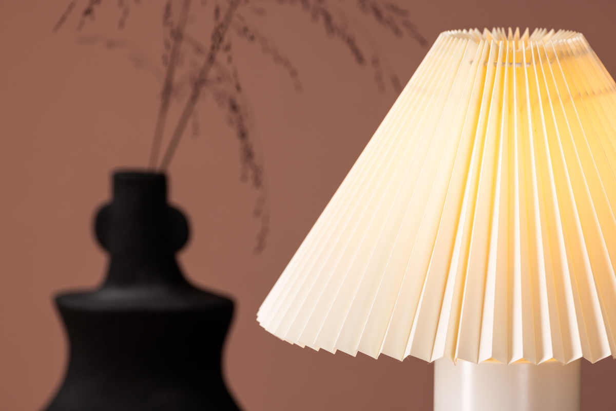 Largin 45cm Lysegrå bordlampe Fra Venture Design - Med Largin f&aring;r du et hyggeligt og behageligt lys og en trendy indretningsdetalje, der holder i l&aelig;ngden!