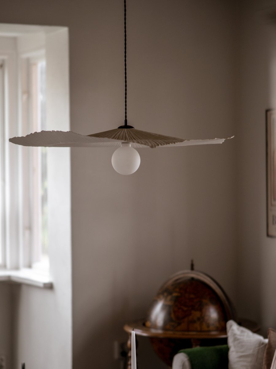 Tropez Ø82 Hvid loftslampe Fra Globen Lighting - Lampen har en 120 cm lang snoet tekstilledning og loftskop, loftskobling medfølger ikke.