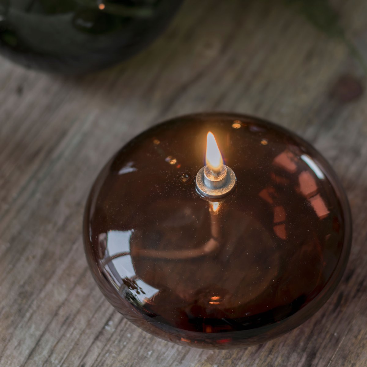 Oljelampa Aura Lille Brun Fra Mette Ditmer - Den djupa bruna f&auml;rgen ger en st&auml;mningsfull k&auml;nsla, och n&auml;r l&aring;gan t&auml;nds sprider lampan ett mjukt, varmt ljus som skapar en avkopplande atmosf&auml;r.