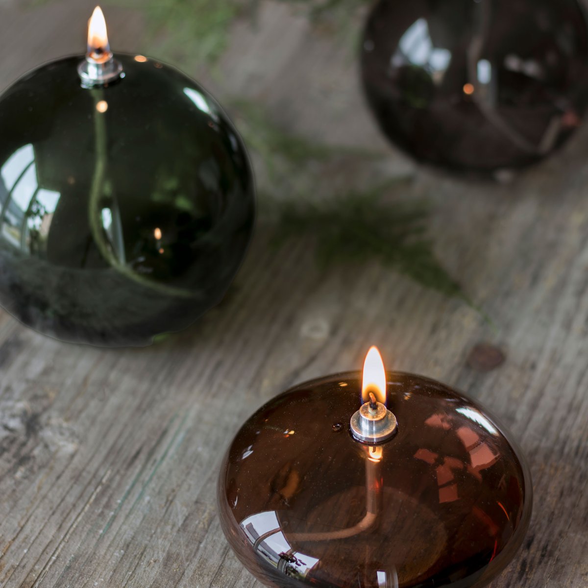 Oljelampa Aura Lille Brun Fra Mette Ditmer - Den djupa bruna f&auml;rgen ger en st&auml;mningsfull k&auml;nsla, och n&auml;r l&aring;gan t&auml;nds sprider lampan ett mjukt, varmt ljus som skapar en avkopplande atmosf&auml;r.