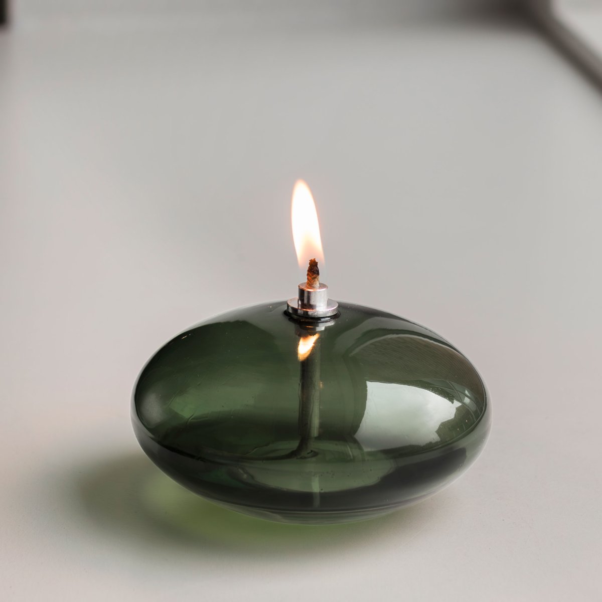 Oljelampa Aura Lille Mørkegrøn Fra Mette Ditmer - Den djupgr&ouml;na f&auml;rgen ger en st&auml;mningsfull k&auml;nsla, och n&auml;r l&aring;gan t&auml;nds sprider lampan ett mjukt, varmt ljus som skapar en avkopplande atmosf&auml;r.