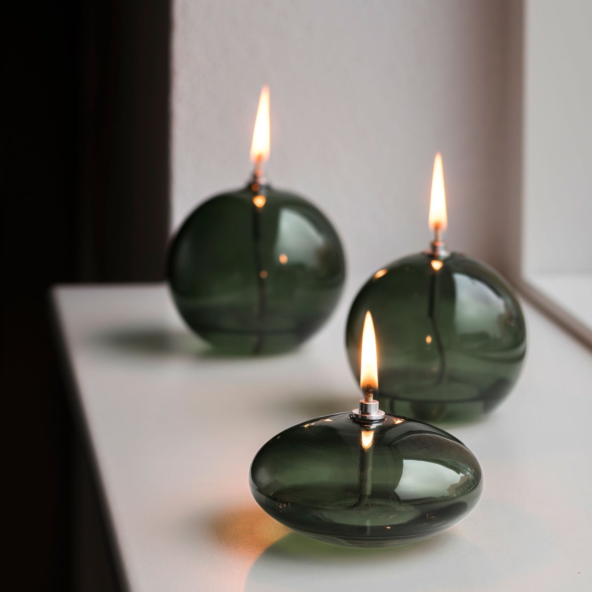 Oljelampa Aura Stor Mørkegrøn Fra Mette Ditmer - Perfekt p&aring; ett bord, en byr&aring; eller en f&ouml;nsterbr&auml;da.