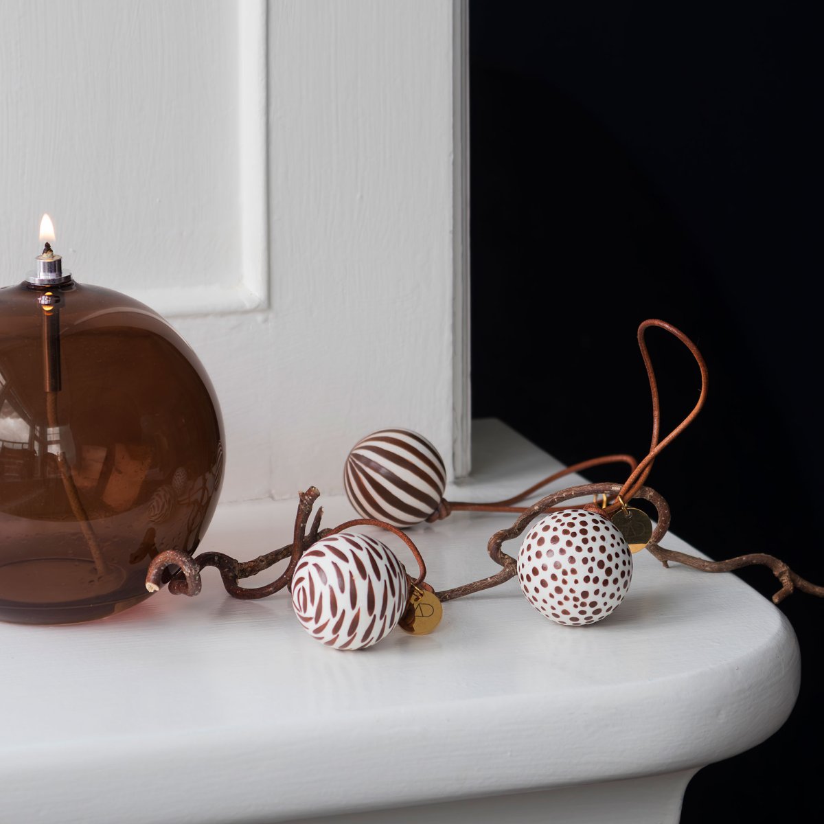 Oljelampa Aura Stor Brun Fra Mette Ditmer - Perfekt p&aring; ett bord, en byr&aring; eller en f&ouml;nsterbr&auml;da.