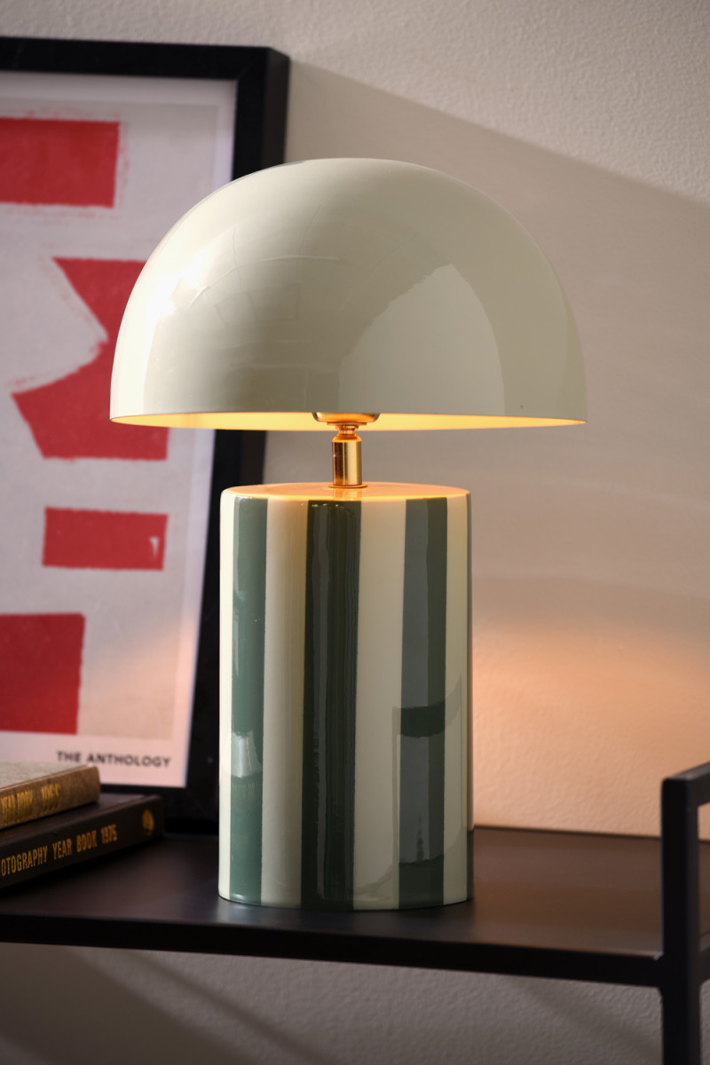 Rayado 34cm Grøn bordlampe Fra Leitmotiv - Lampefoden har et stribet m&oslash;nster i m&oslash;rkere gr&oslash;n og lysere gr&oslash;n, mens sk&aelig;rmen er i en matchende lysegr&oslash;n tone, der skaber et ensartet og bl&oslash;dt udtryk.