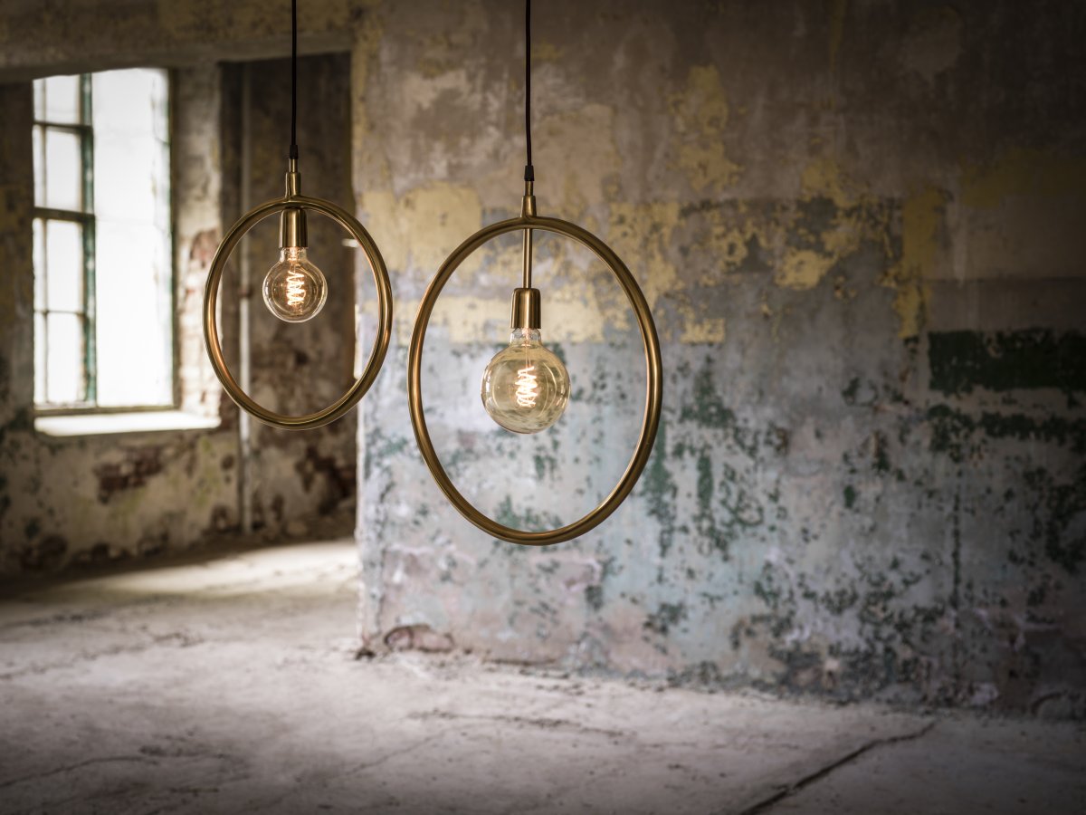 Circle Ø35 Chrom vindueslampe Fra PR Home - Placer en smuk dekorativ lyskilde i soklen, og den vil bidrage med en hyggelig atmosf&aelig;re til rummet.