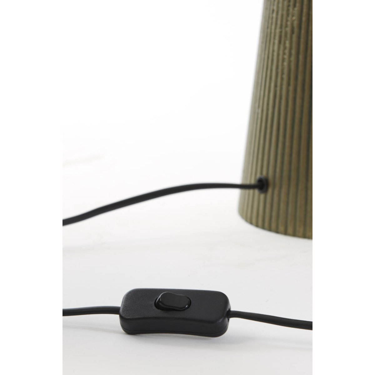 Shaka 33cm Bronze lampefod Fra Light & Living - Den riflede fod møder den blødt afrundede top og skaber en harmonisk balance mellem struktur og elegance.
