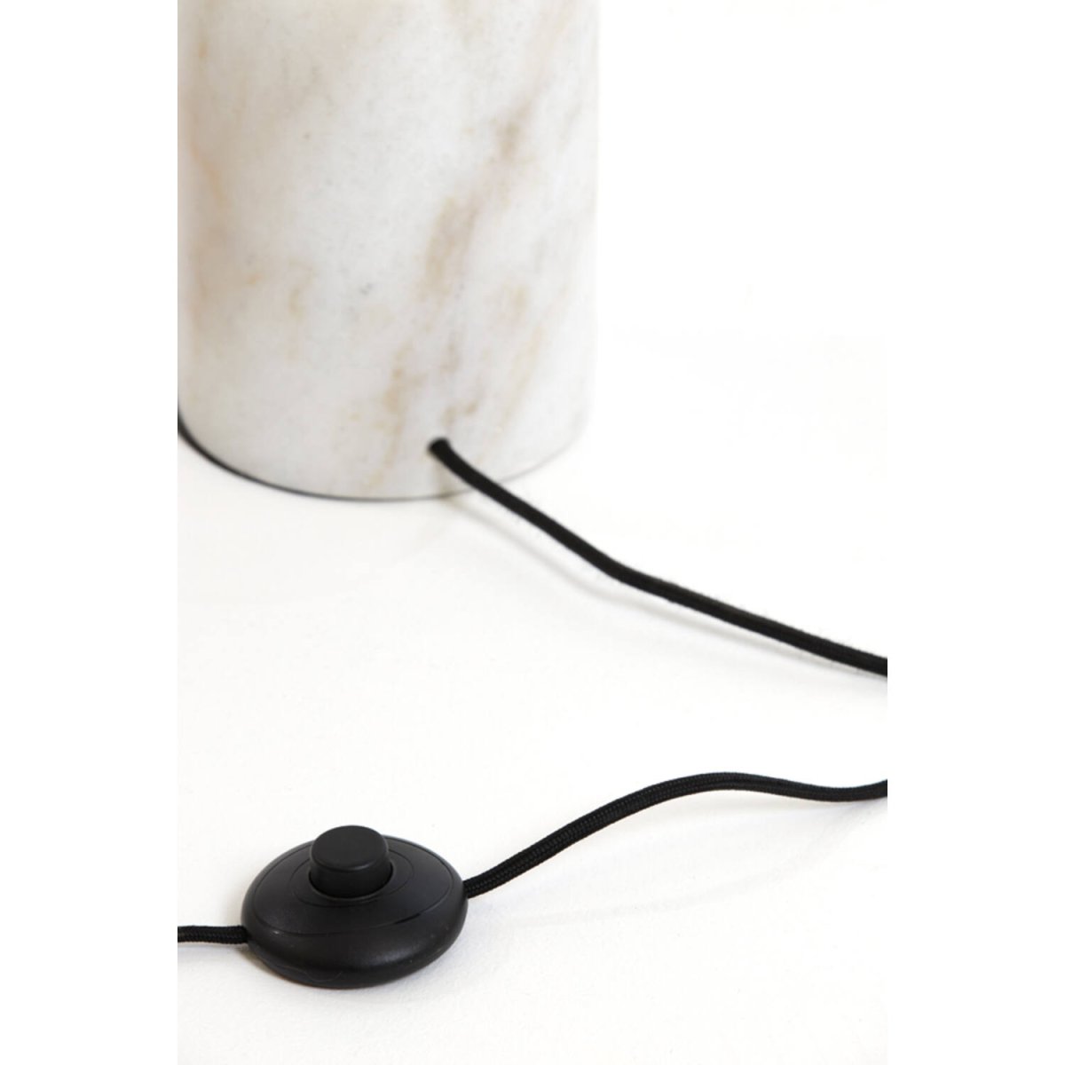 Medina Antik messing gulvlampe Fra Light & Living - Bunden af marmor i kombination med bunden af aluminium med antik messingfinish bidrager til en elegance.