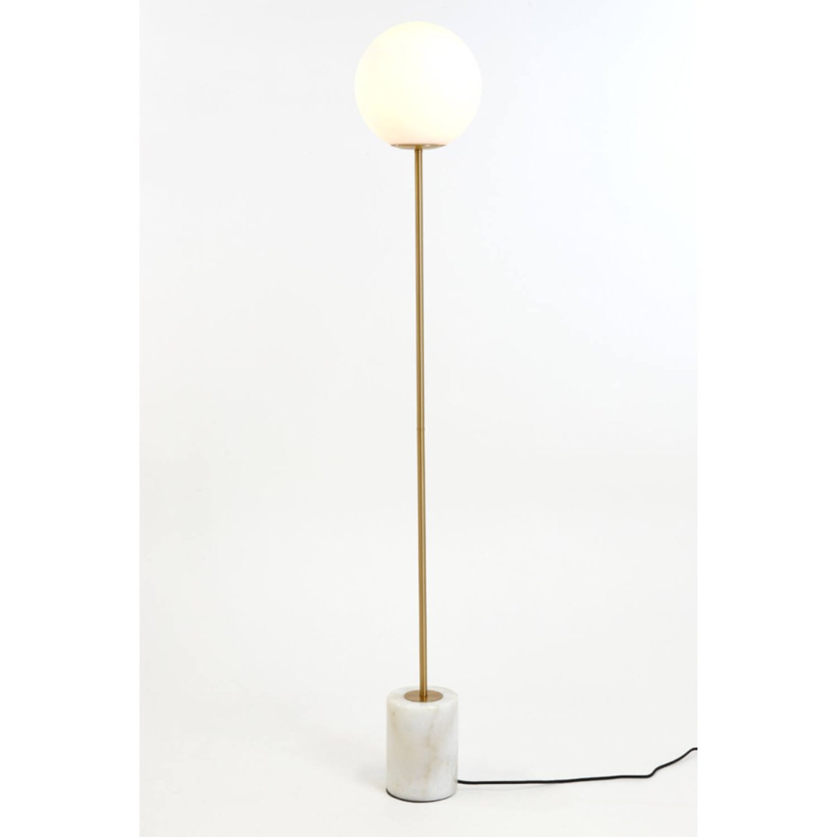 Medina Antik messing gulvlampe Fra Light & Living - Bunden af marmor i kombination med bunden af aluminium med antik messingfinish bidrager til en elegance.