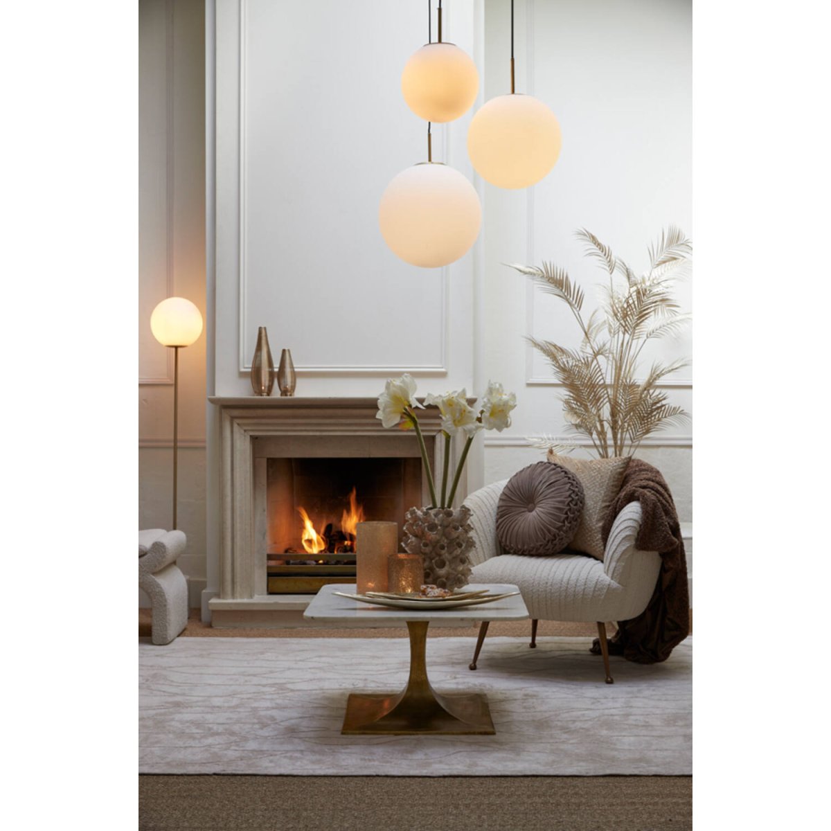 Medina Antik messing gulvlampe Fra Light & Living - Bunden af marmor i kombination med bunden af aluminium med antik messingfinish bidrager til en elegance.