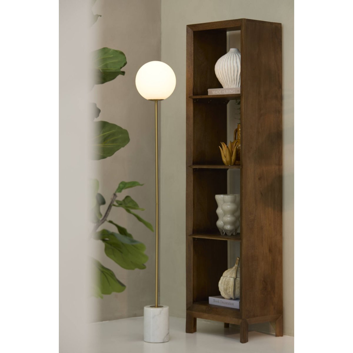 Medina Antik messing gulvlampe Fra Light & Living - Bunden af marmor i kombination med bunden af aluminium med antik messingfinish bidrager til en elegance.