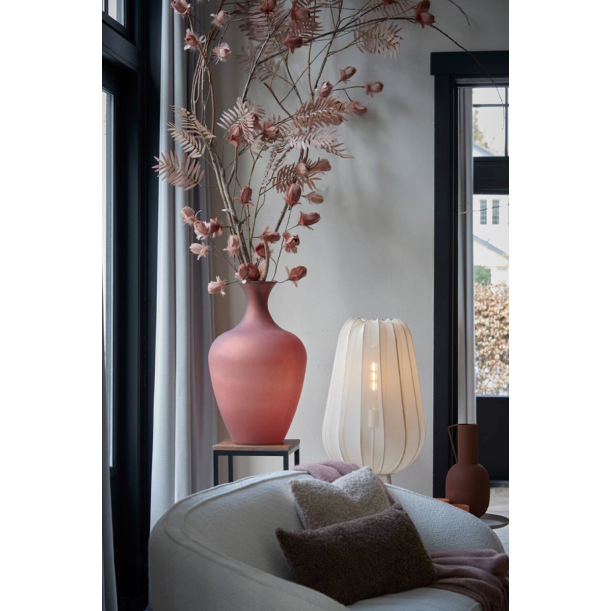 Plumeria Sand gulvlampe Fra Light & Living - Plumeria er en moderne gulvlampe med stilfulde detaljer.