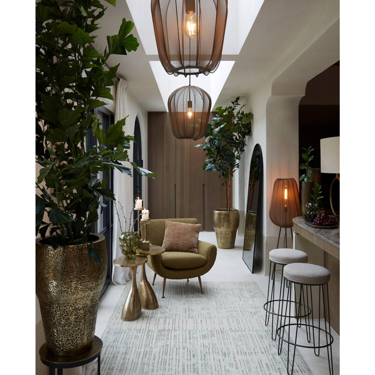 Plumeria Mørkegrøn gulvlampe Fra Light & Living - Plumeria er en moderne gulvlampe med stilfulde detaljer.