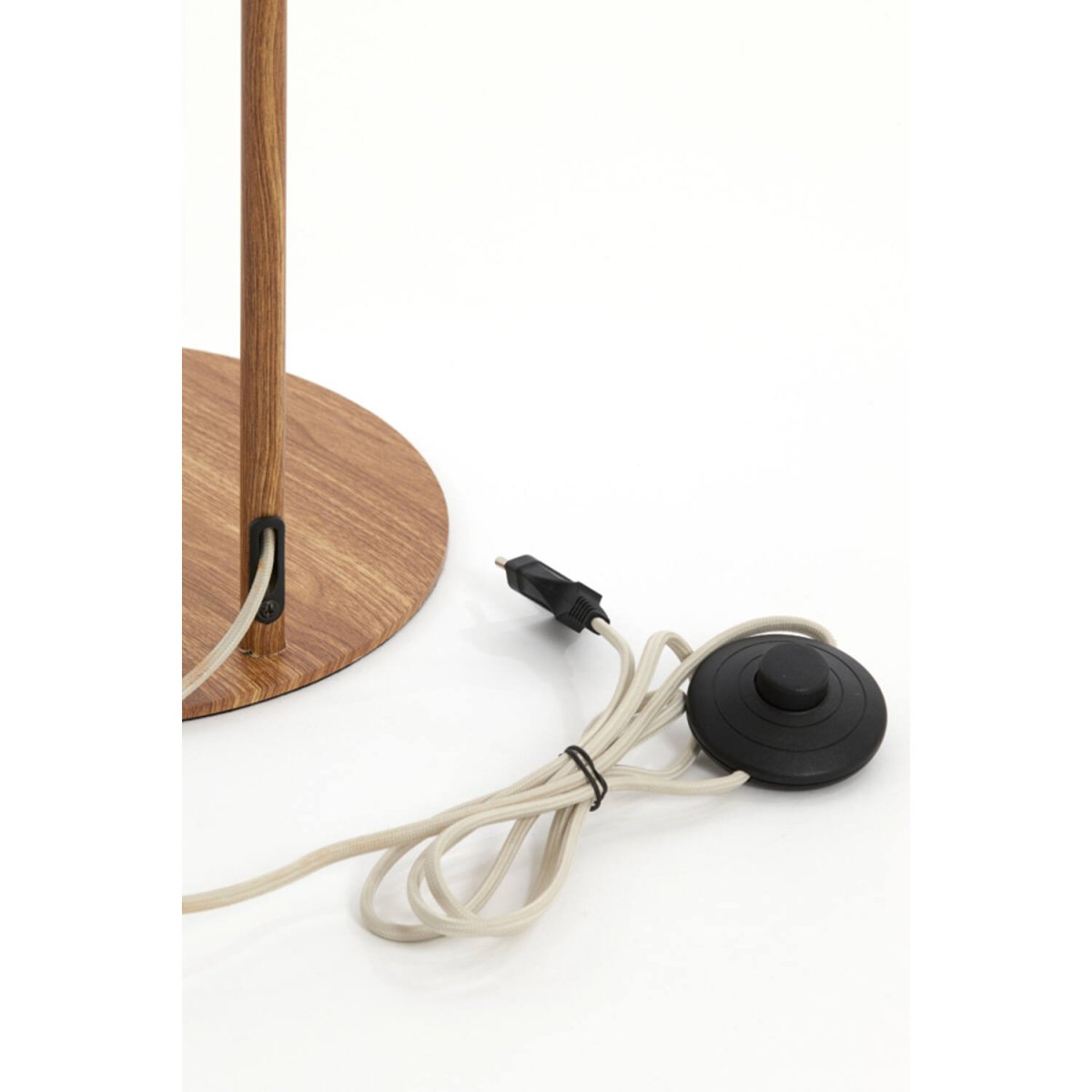 Donio Træ gulvlampe Fra Light & Living - Donio er en moderne gulvlampe med et stilrent design og varme detaljer.