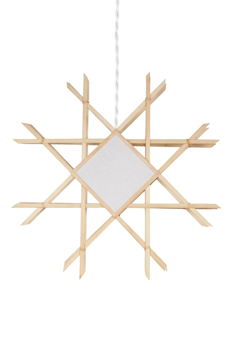 Lea Ø70 Natur Fra Globen Lighting - De naturfarvede tr&aelig;rammer, der er placeret rundt om omslagene, er lavet af bambus og matches med et hvidt tekstureret papir.