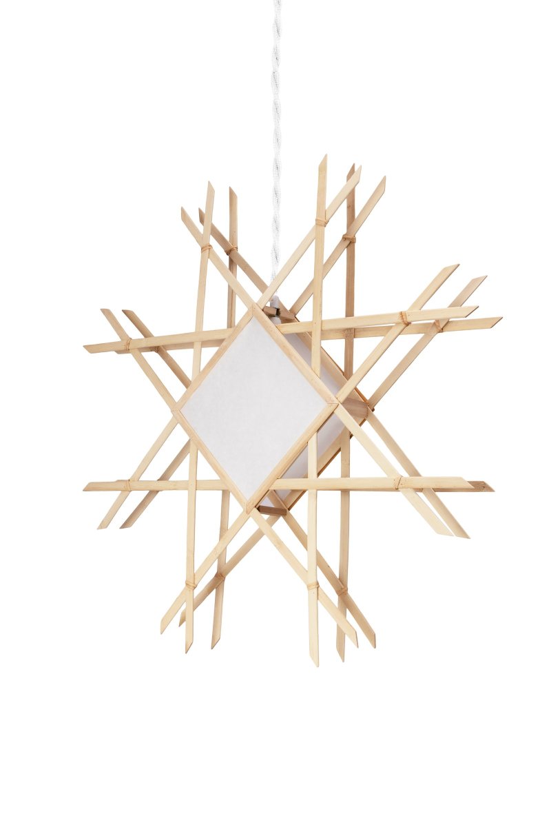 Lea Ø70 Natur Fra Globen Lighting - De naturfarvede tr&aelig;rammer, der er placeret rundt om omslagene, er lavet af bambus og matches med et hvidt tekstureret papir.