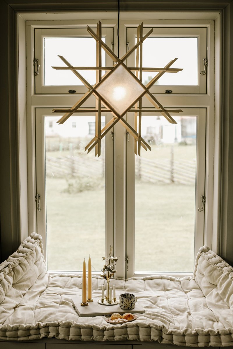 Lea Ø70 Natur Fra Globen Lighting - De naturfarvede tr&aelig;rammer, der er placeret rundt om omslagene, er lavet af bambus og matches med et hvidt tekstureret papir.