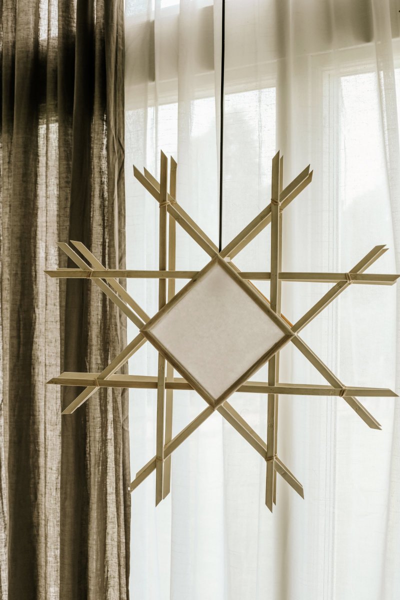 Lea Ø70 Natur Fra Globen Lighting - De naturfarvede tr&aelig;rammer, der er placeret rundt om omslagene, er lavet af bambus og matches med et hvidt tekstureret papir.