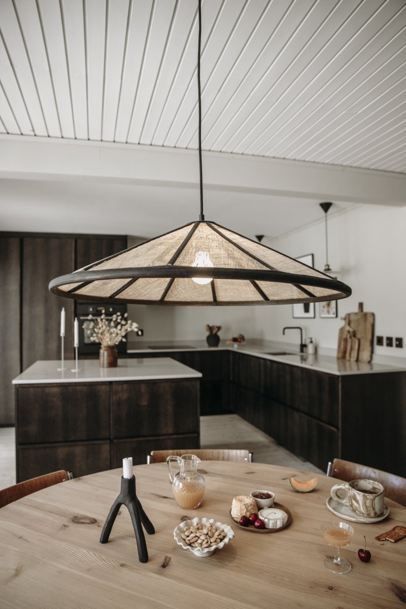 Akira Ø70 Natur/sort loftslampe Fra Globen Lighting - Lampen har en 120 cm lang sort tekstilledning og en sort plastikloftskop.