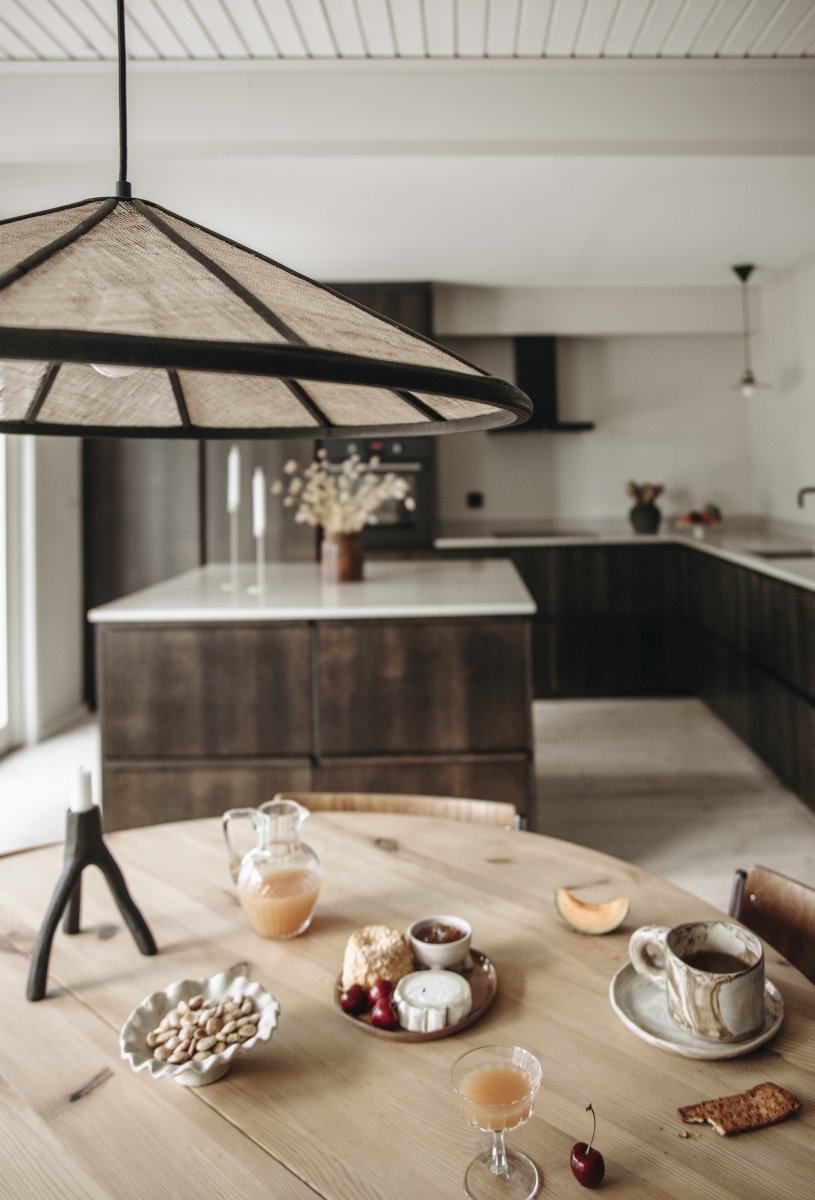 Akira Ø70 Natur/sort loftslampe Fra Globen Lighting - Lampen har en 120 cm lang sort tekstilledning og en sort plastikloftskop.