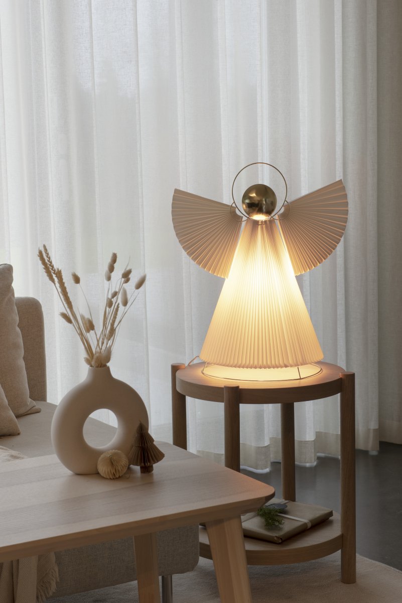 Papirengel 54cm Hvid Fra Konstsmide - Englen er lavet af smukt plisseret hvidt papir med elegante detaljer i en messingfinish, der giver et stilfuldt udtryk.