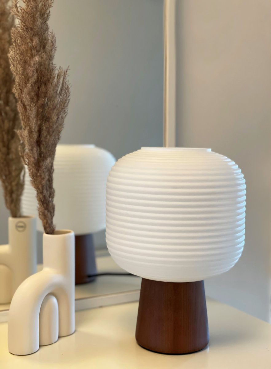 Aura 30cm Brun plet bordlampe Fra Aneta Lighting - Aura er en letplaceret bordlampe i et moderne design med en blokformet fod og en ribbet skærm i opalhvidt glas.