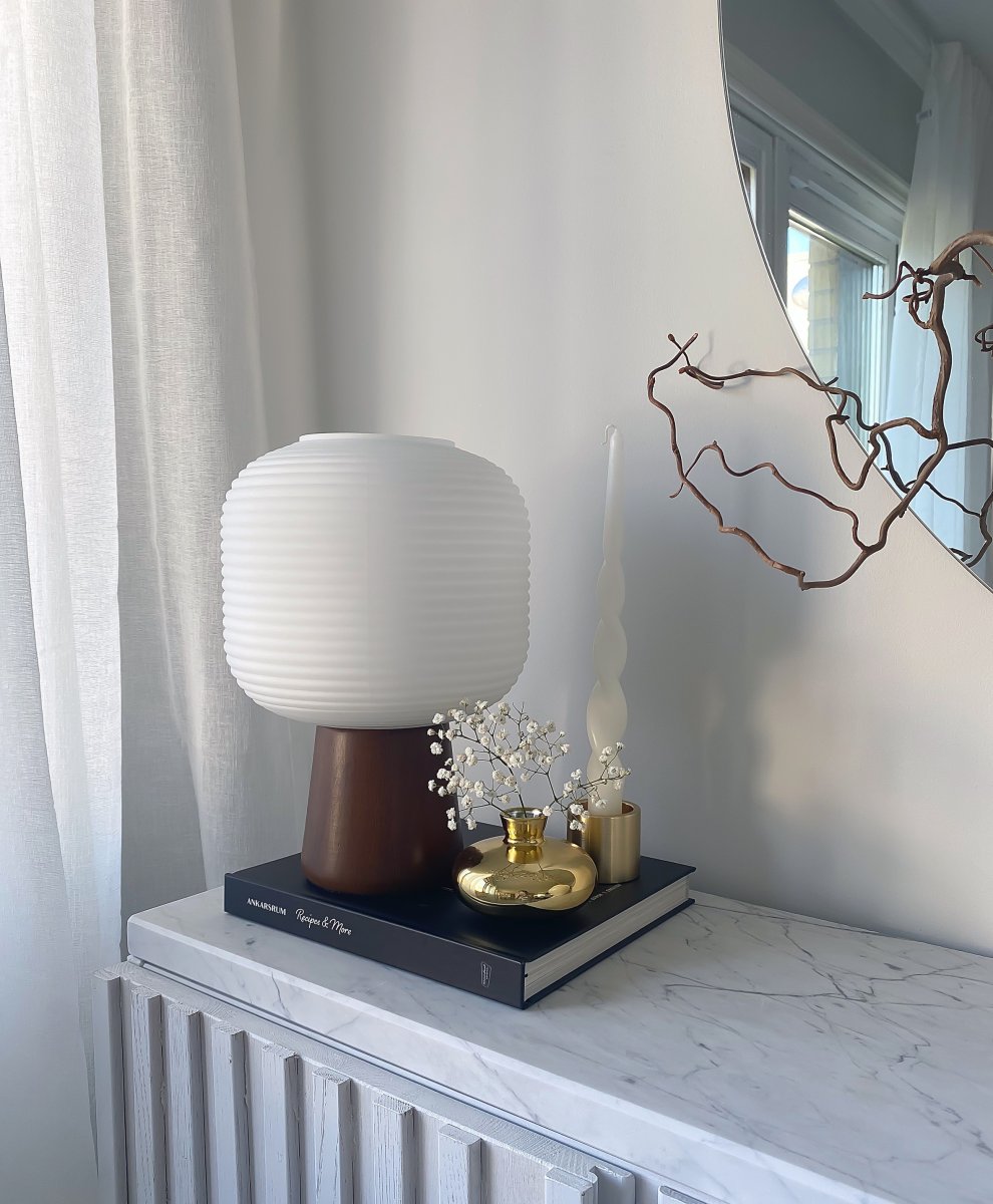 Aura 30cm Brun plet bordlampe Fra Aneta Lighting - Aura er en letplaceret bordlampe i et moderne design med en blokformet fod og en ribbet skærm i opalhvidt glas.