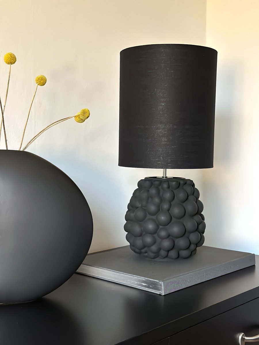 Bubbles 48cm Sort bordlampe Fra Aneta Lighting - Den spændende Bubbles bordlampe har en unik glaslampefod med en tekstur af forskelligt formede bobler.