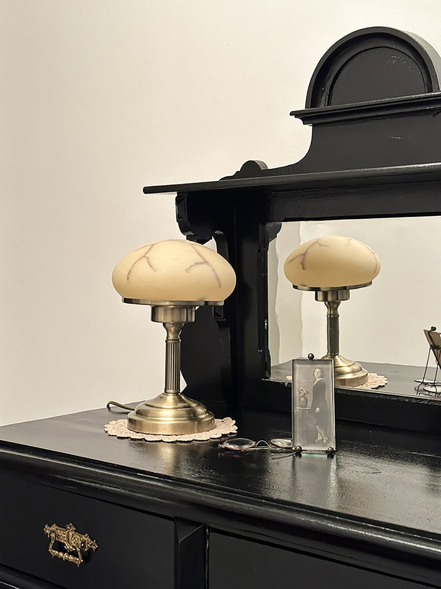 August 28cm Antik messing bordlampe Fra Aneta Lighting - Lygtens tidløse stil gør, at den passer lige så godt i et moderne hjem som i et mere traditionelt indrettet rum.