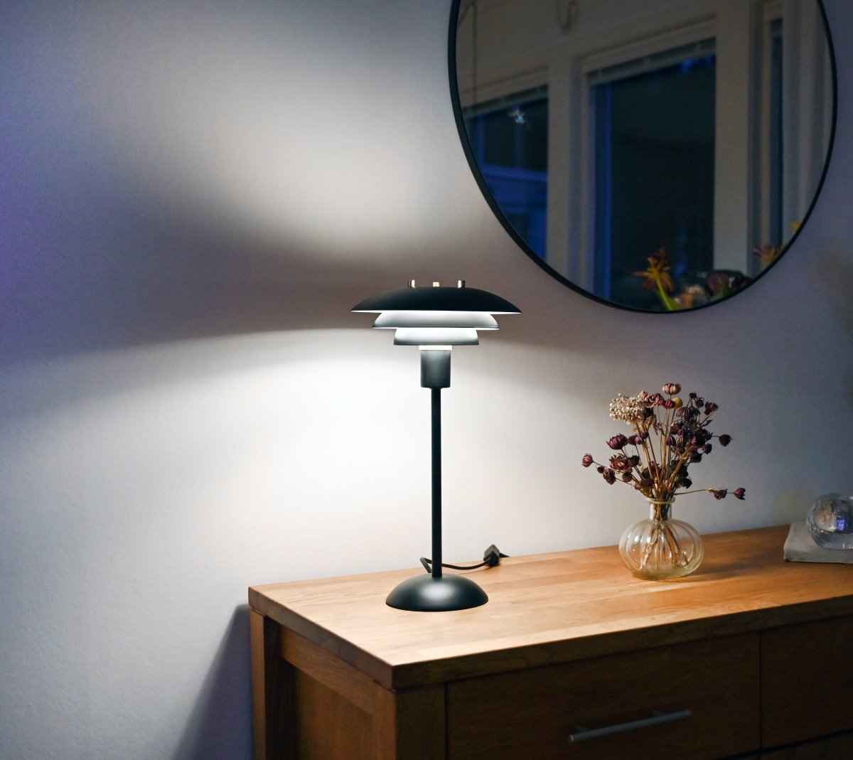 Epsilon 37cm Sort bordlampe Fra Aneta Lighting - Detaljer i krom og mat messing medfølger, syning; du kan selv vælge, hvilken der passer bedst ind i dit hjem.