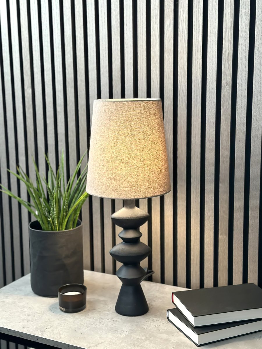 Nina 54cm Sort bordlampe Fra Aneta Lighting - Den modernistiske Nina bordlampe bliver med sine interessante former en letplaceret og smuk detalje i dit hjem.