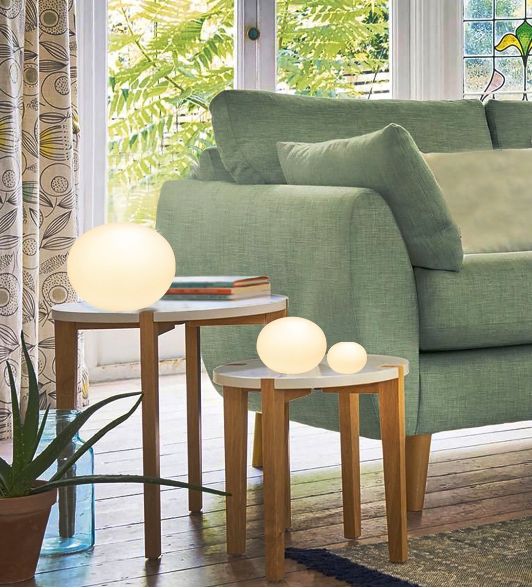 Globus 10cm Opal bordlampe Fra Aneta Lighting - Globus bordlampe i opal hvidt glas med en lyskilde inde i glaskuglen, der giver et dekorativt og behageligt lys.