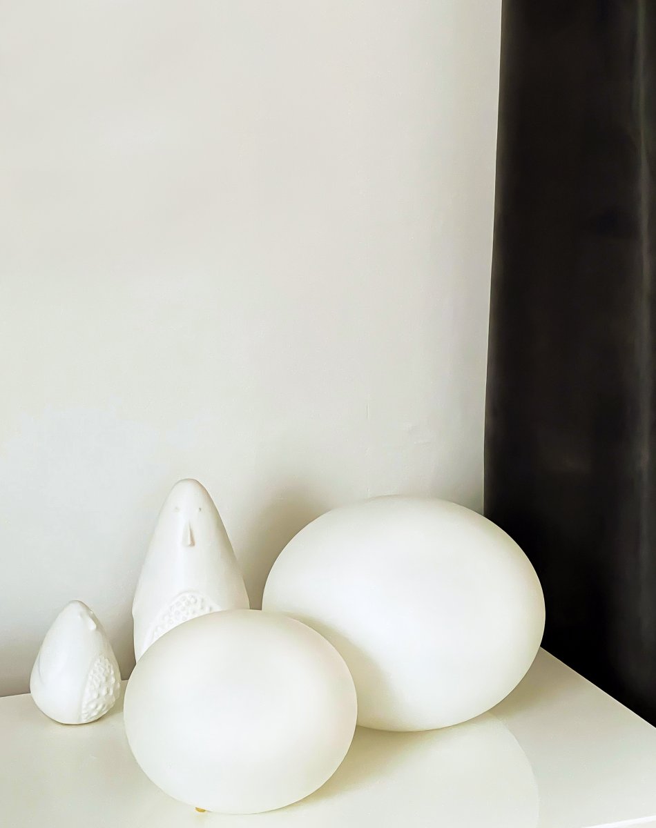 Globus 14cm Opal bordlampe Fra Aneta Lighting - Globus bordlampe i opal hvidt glas med en lyskilde inde i glaskuglen, der giver et dekorativt og behageligt lys.