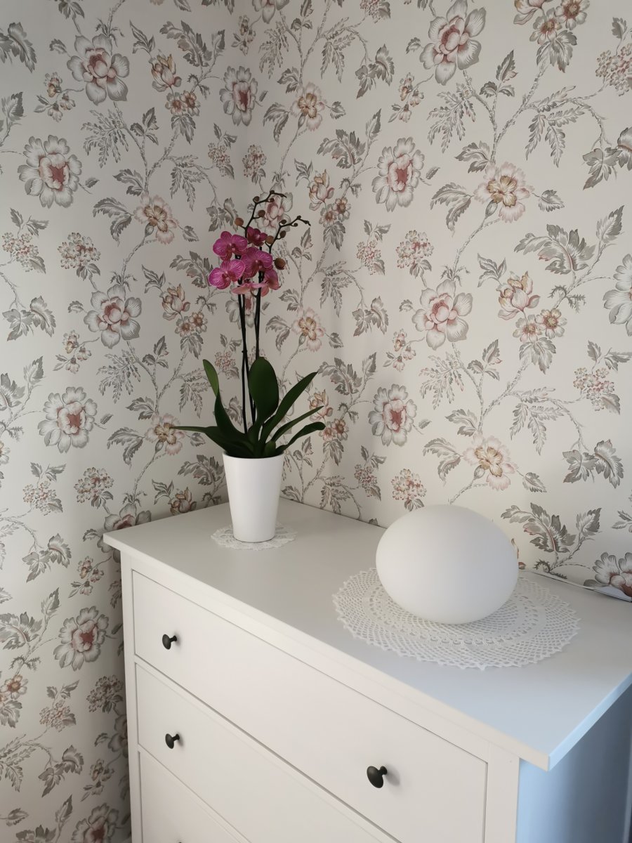 Globus 14cm Opal bordlampe Fra Aneta Lighting - Globus bordlampe i opal hvidt glas med en lyskilde inde i glaskuglen, der giver et dekorativt og behageligt lys.