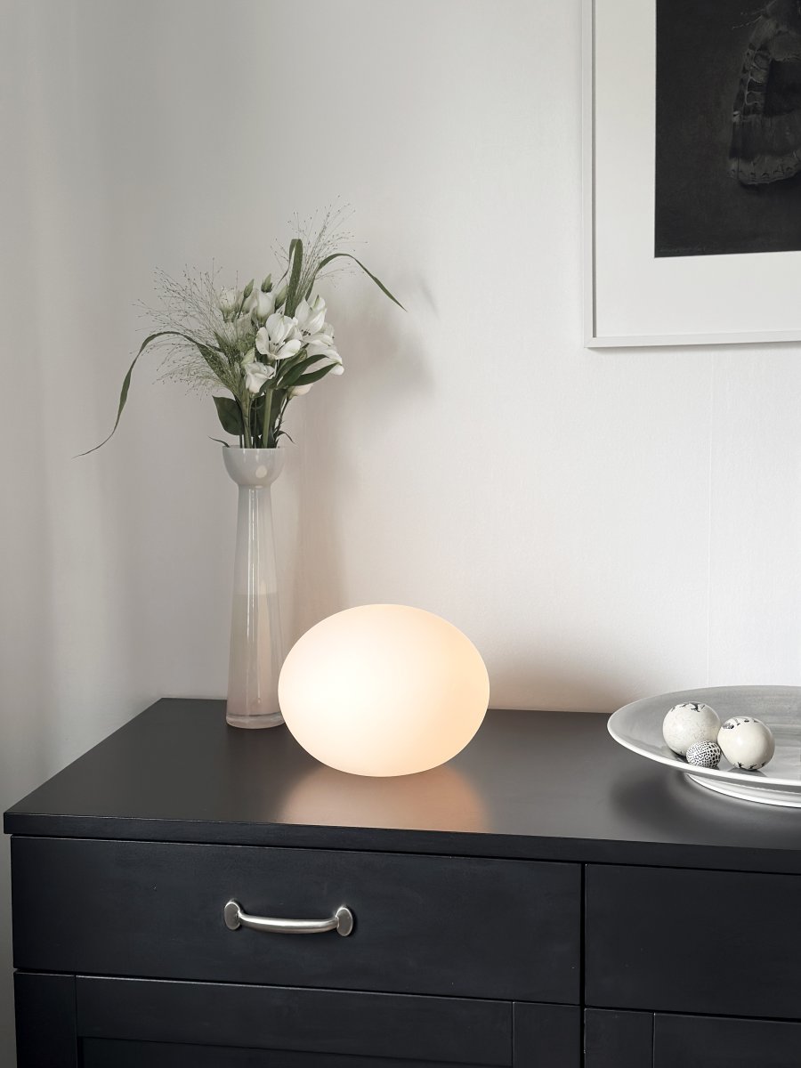 Globus 18cm Opal bordlampe Fra Aneta Lighting - Globus bordlampe i opal hvidt glas med en lyskilde inde i glaskuglen, der giver et dekorativt og behageligt lys.