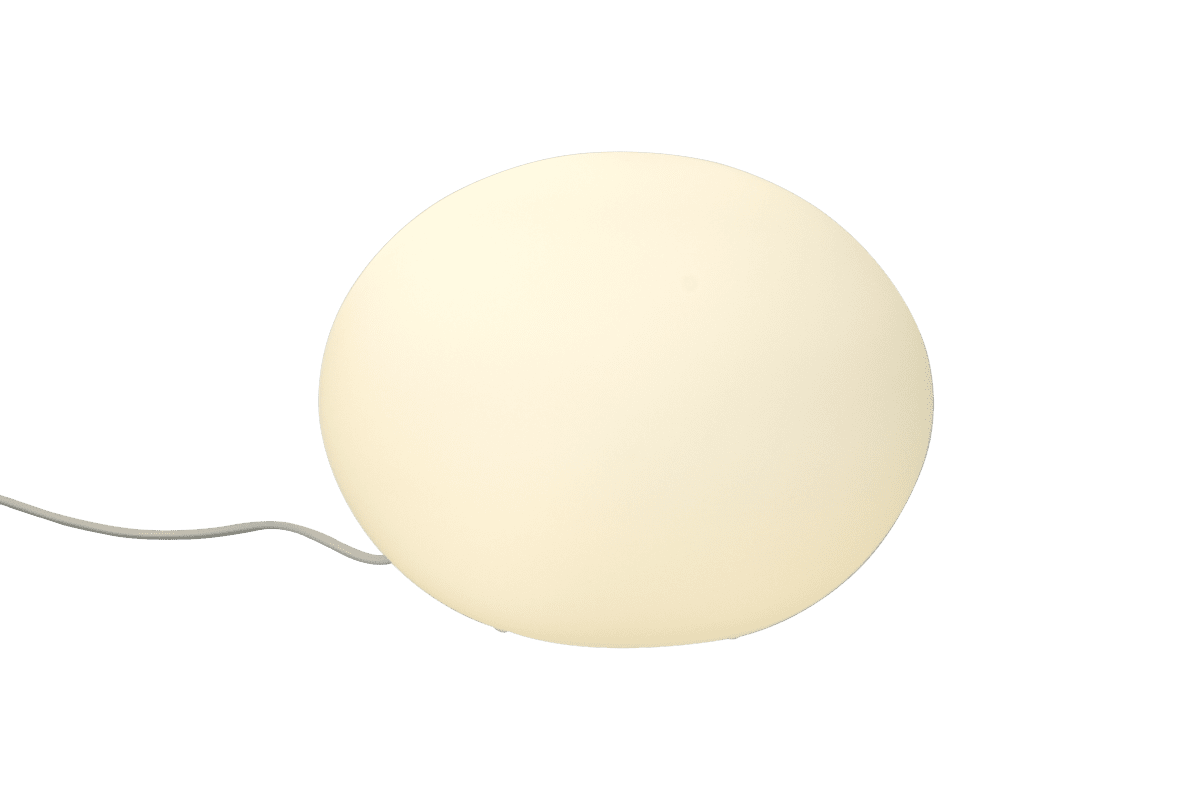 Globus 18cm Opal bordlampe Fra Aneta Lighting - Globus bordlampe i opal hvidt glas med en lyskilde inde i glaskuglen, der giver et dekorativt og behageligt lys.