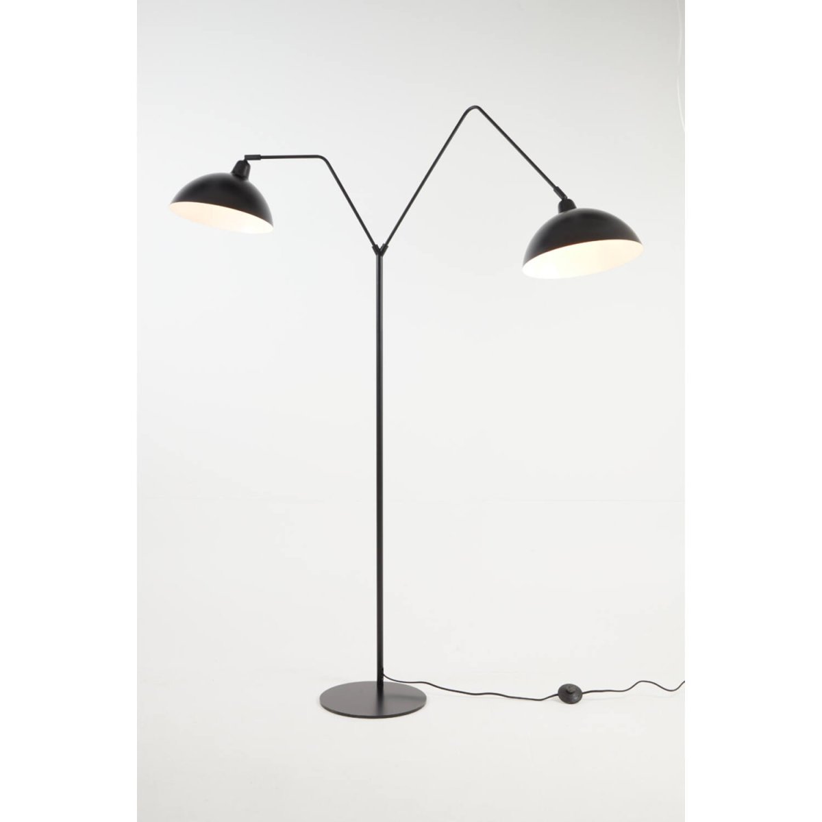 Orion 2 Sort gulvlampe Fra Light & Living - Orion er en elegant gulvlampe i matsort jern, perfekt til moderne interiør.
