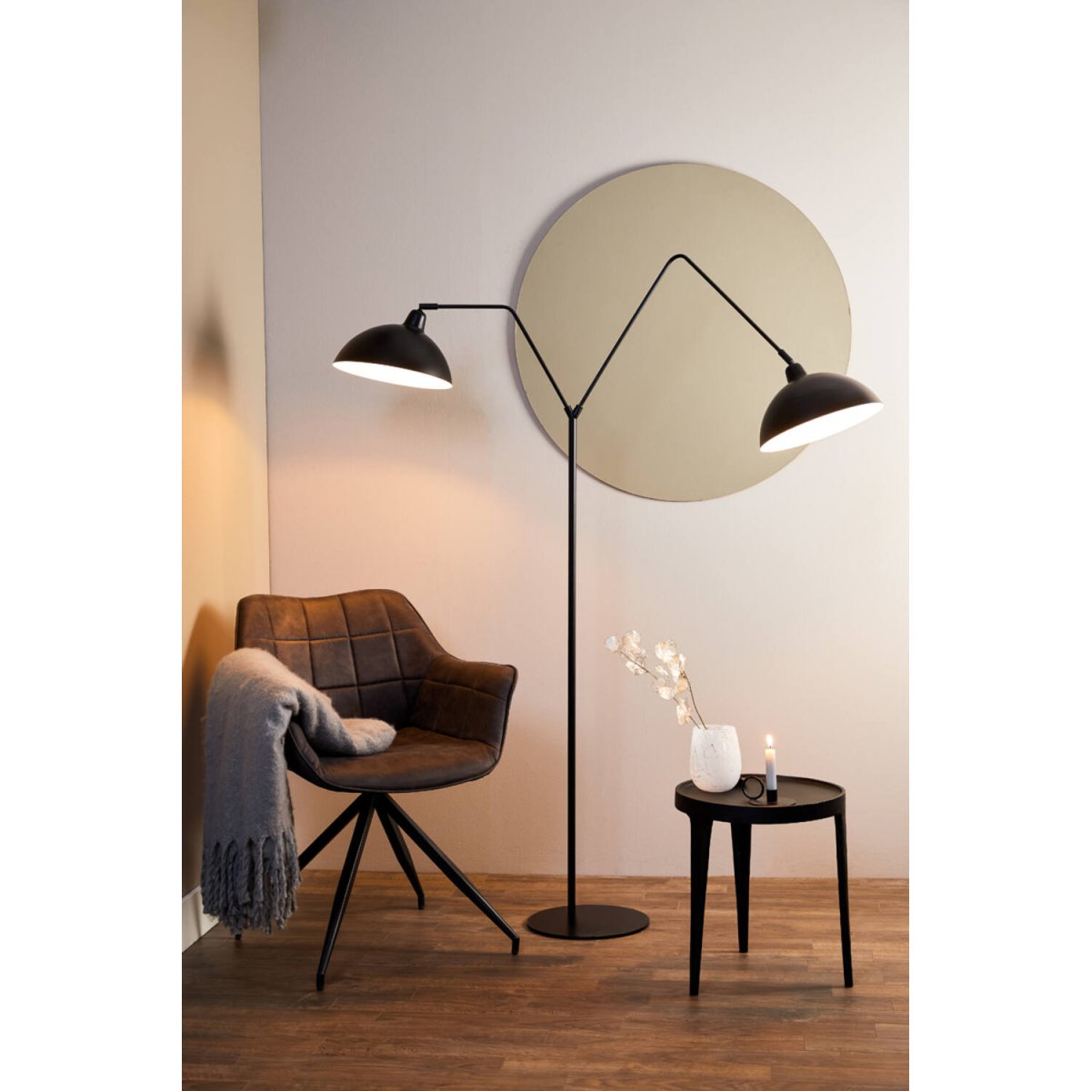 Orion 2 Sort gulvlampe Fra Light & Living - Orion er en elegant gulvlampe i matsort jern, perfekt til moderne interiør.