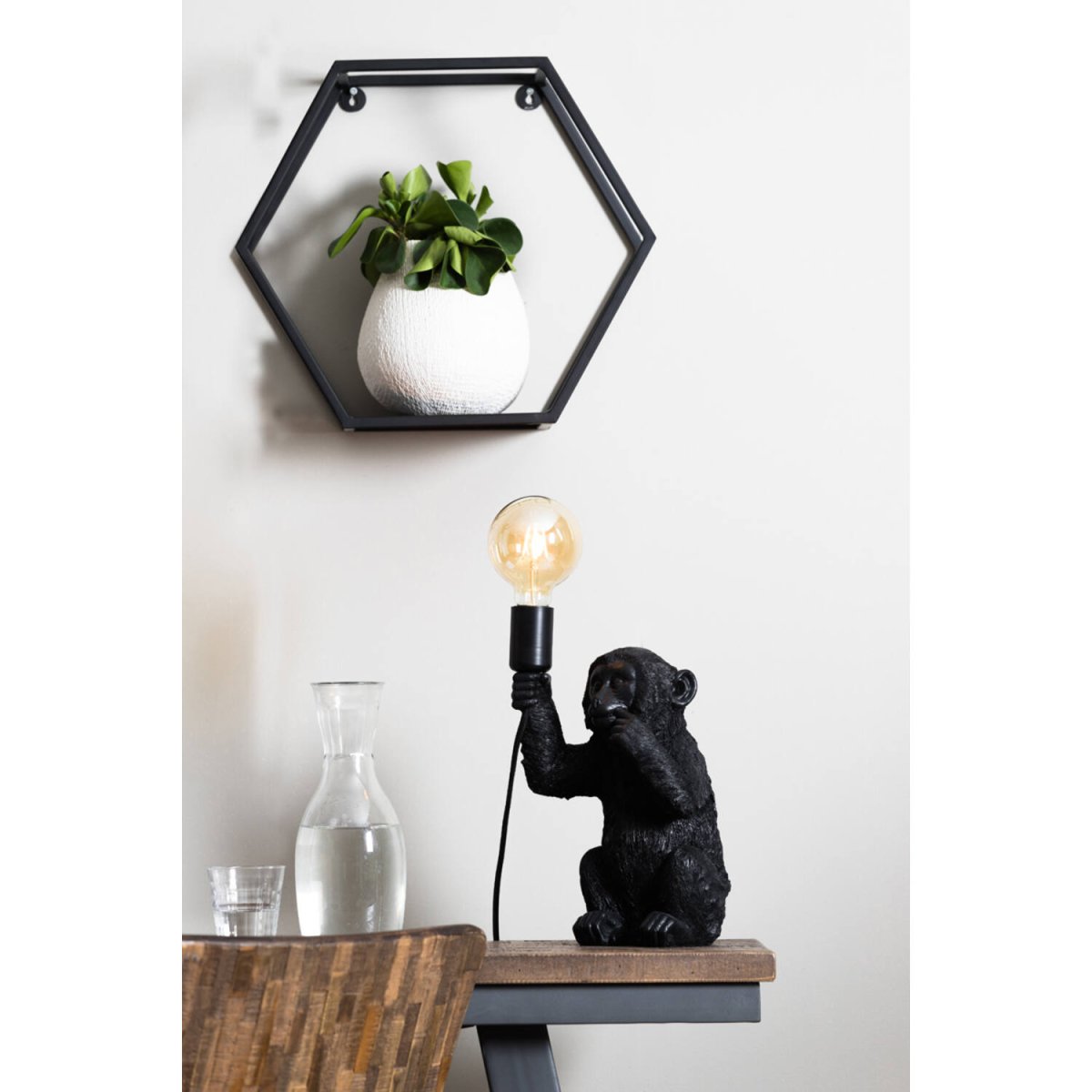 Monkey 34cm Sort bordlampe Fra Light & Living - Monkey er en legende lampe med karakter, lad den lyse op i dit hjem med sit unikke og charmerende design!