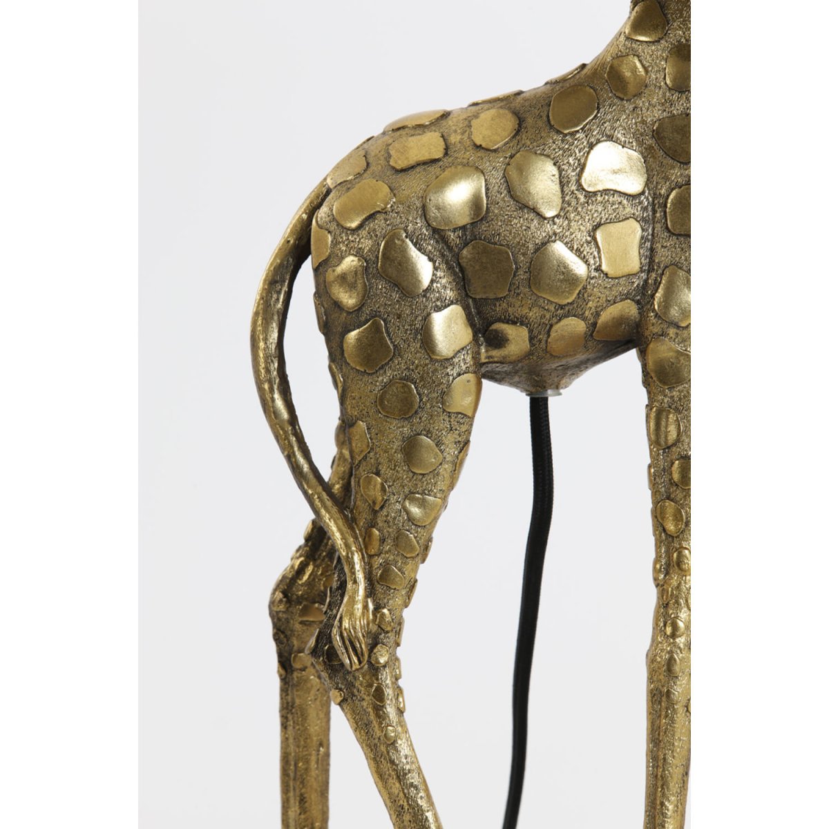 Giraffe 60cm Guld bordlampe Fra Light & Living - Giraffe er en unik bordlampe, der kombinerer dristigt design med elegance.