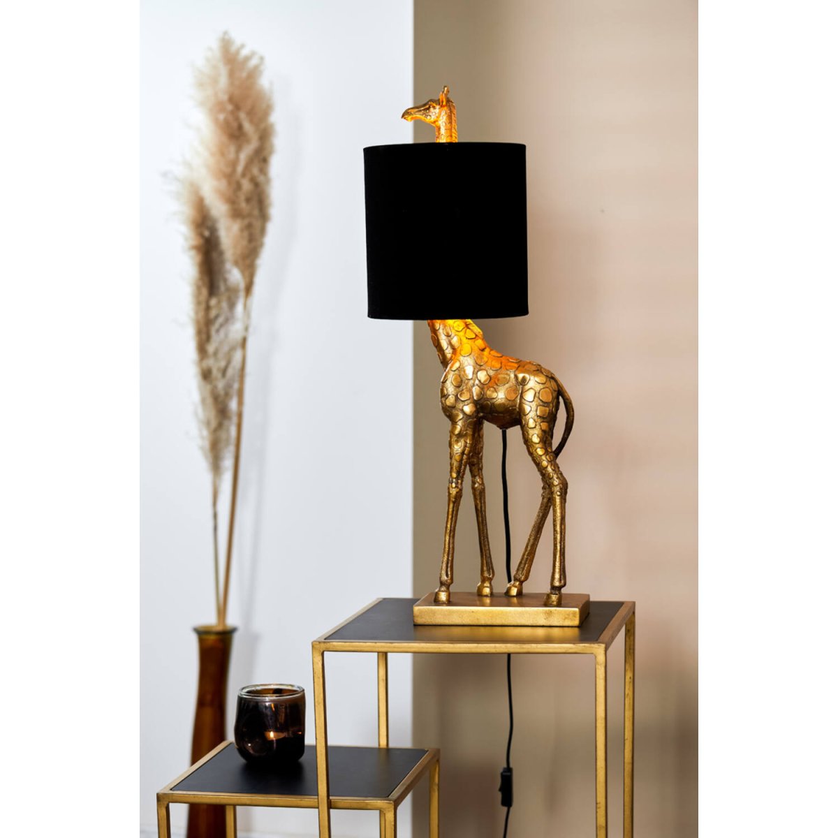 Giraffe 68cm Guld bordlampe Fra Light & Living - Giraffe er en unik bordlampe, der kombinerer dristigt design med elegance.