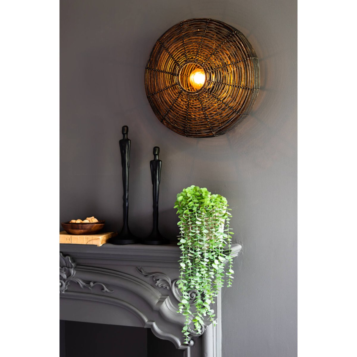 Mataka Ø50 Mørkebrun væglampe Fra Light & Living - Giv dit hjem en varm og indbydende følelse med Mataka, en væglampe i mørkebrun rattan.