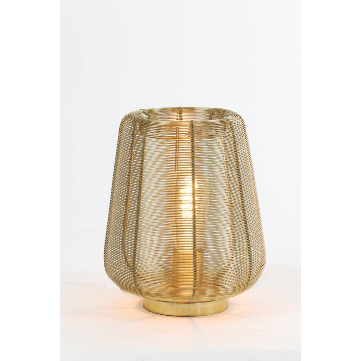 Adeta 26cm Guld bordlampe Fra Light & Living - Adeta er en stilfuld lampe lavet af metal i en guldfinish, der kombinerer elegant design med et blødt, atmosfærisk lys.