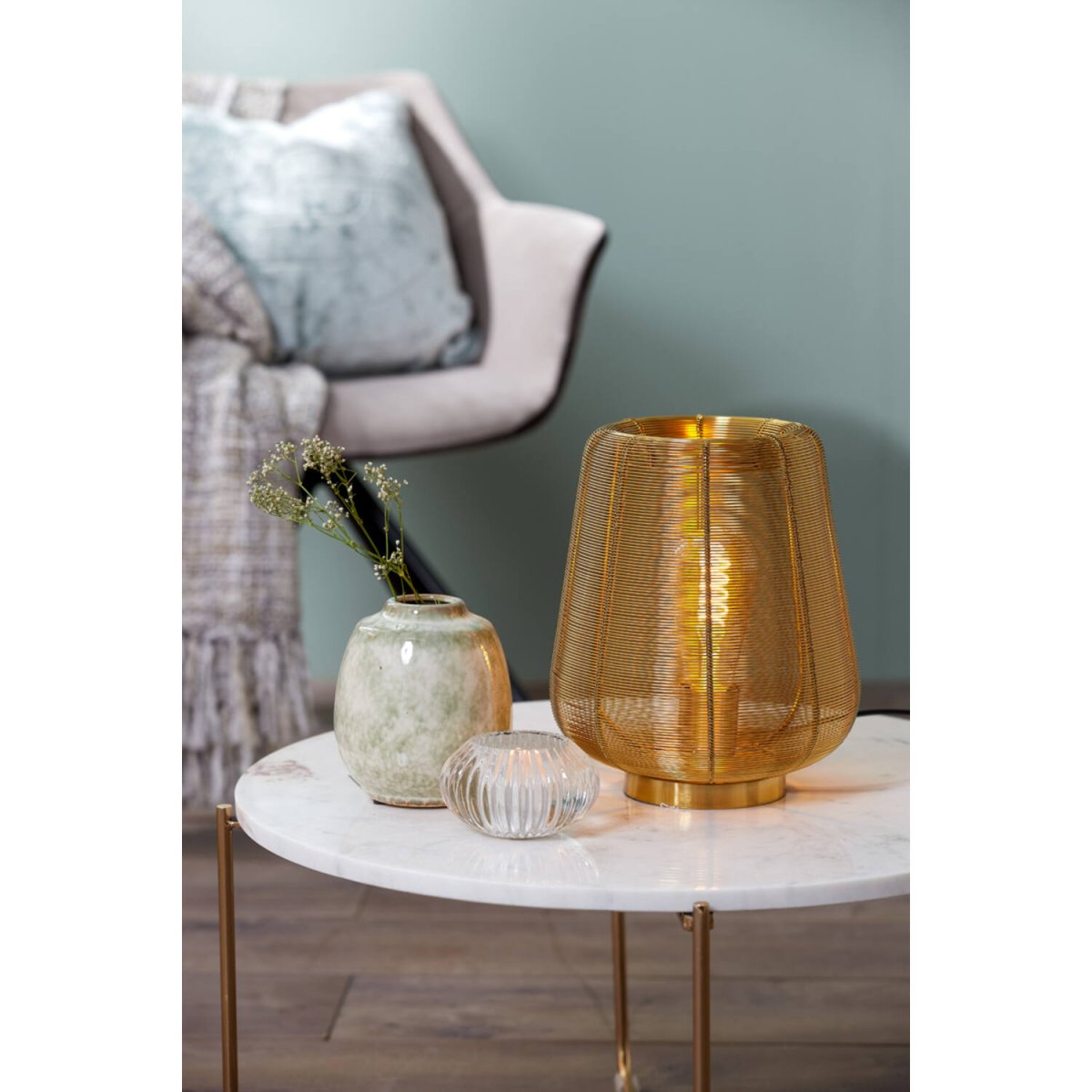 Adeta 26cm Guld bordlampe Fra Light & Living - Adeta er en stilfuld lampe lavet af metal i en guldfinish, der kombinerer elegant design med et blødt, atmosfærisk lys.