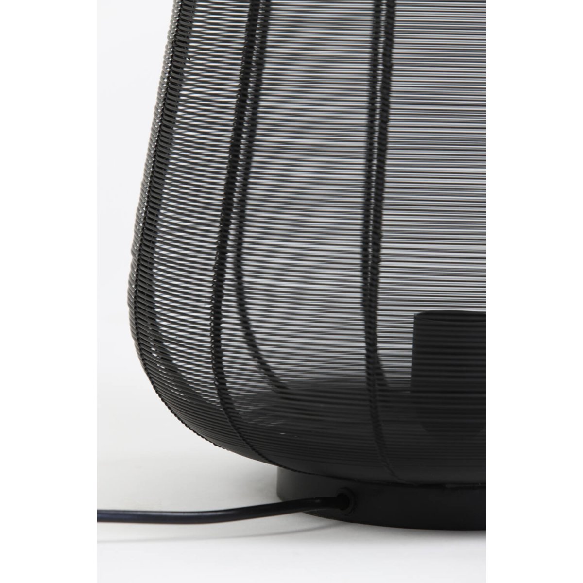 Adeta 32cm Sort bordlampe Fra Light & Living - Den åbne konstruktion skaber smukke skygger og gør den til en perfekt detalje i både industrielle og skandinaviske hjem.