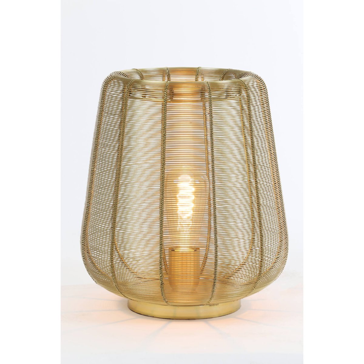 Adeta 32cm Guld bordlampe Fra Light & Living - Adeta er en stilfuld lampe lavet af metal i en guldfinish, der kombinerer elegant design med et blødt, atmosfærisk lys.