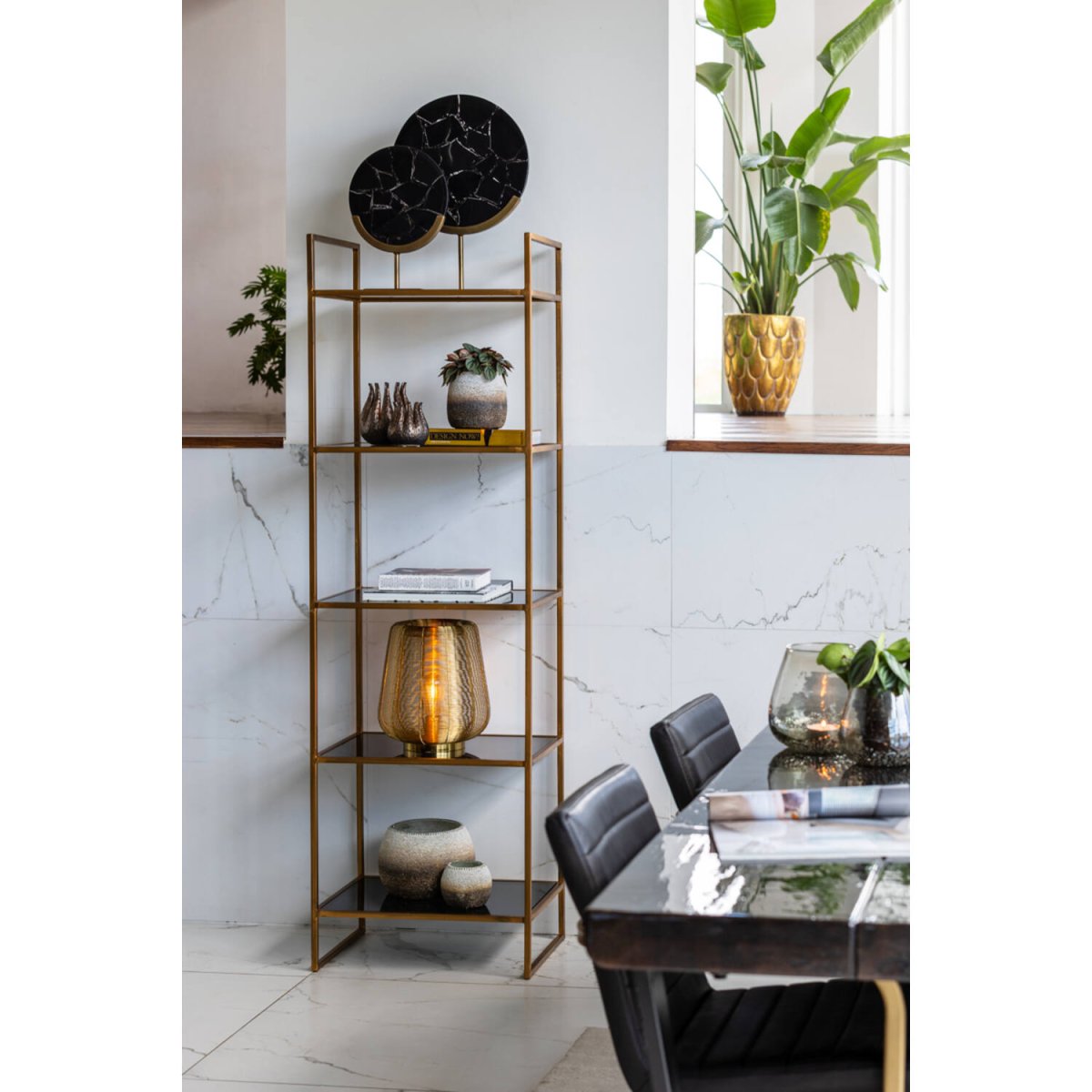 Adeta 32cm Guld bordlampe Fra Light & Living - Adeta er en stilfuld lampe lavet af metal i en guldfinish, der kombinerer elegant design med et blødt, atmosfærisk lys.