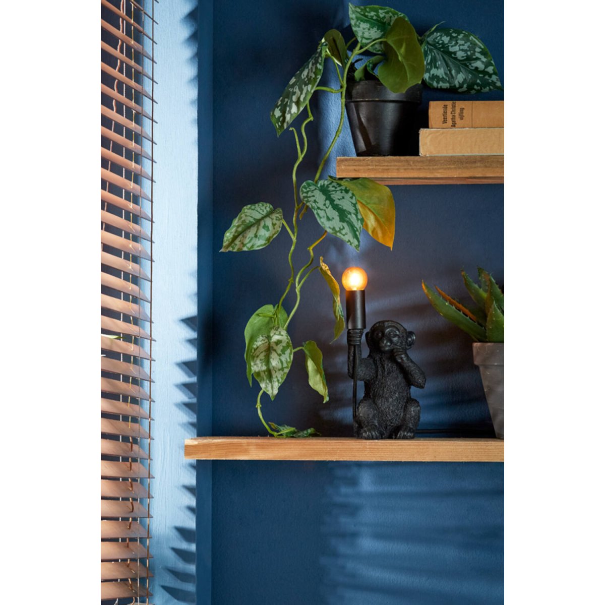 Monkey 23cm Sort bordlampe Fra Light & Living - Monkey er en legende lampe med karakter, lad den lyse op i dit hjem med sit unikke og charmerende design!