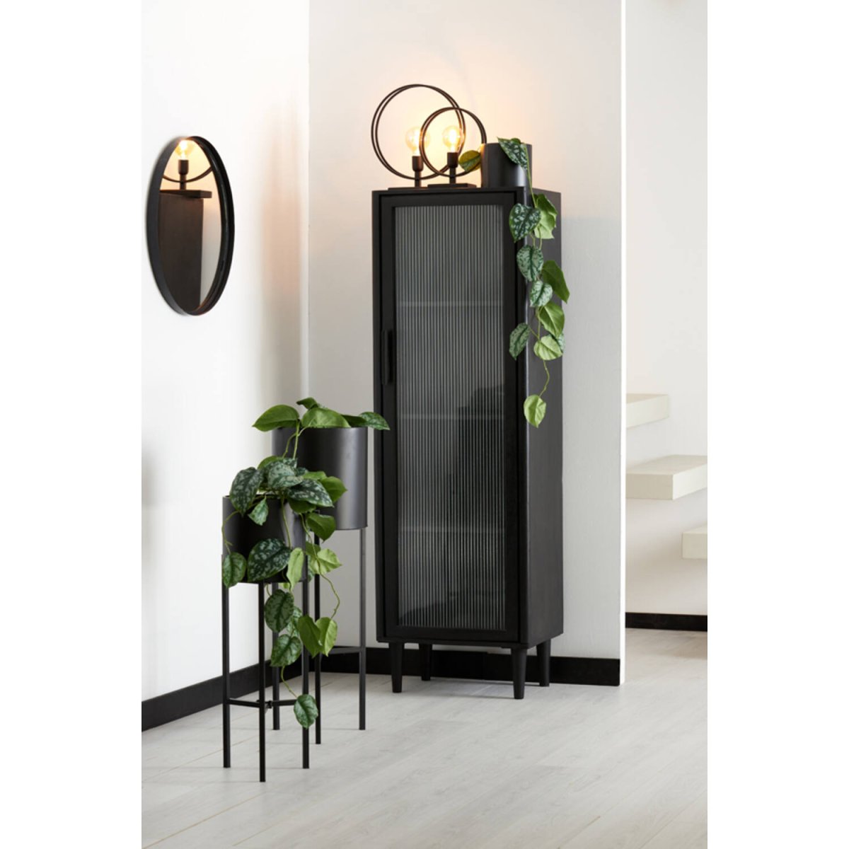 Rudra 40cm Sort bordlampe Fra Light & Living - Perfekt til dem, der ønsker en moderne og sofistikeret indretningsdetalje.