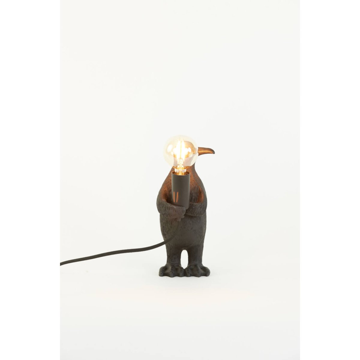 Penguin 24cm Sort bordlampe Fra Light & Living - Penguin er en charmerende og legende lampe, lad den sprede lys og glæde i dit hjem!