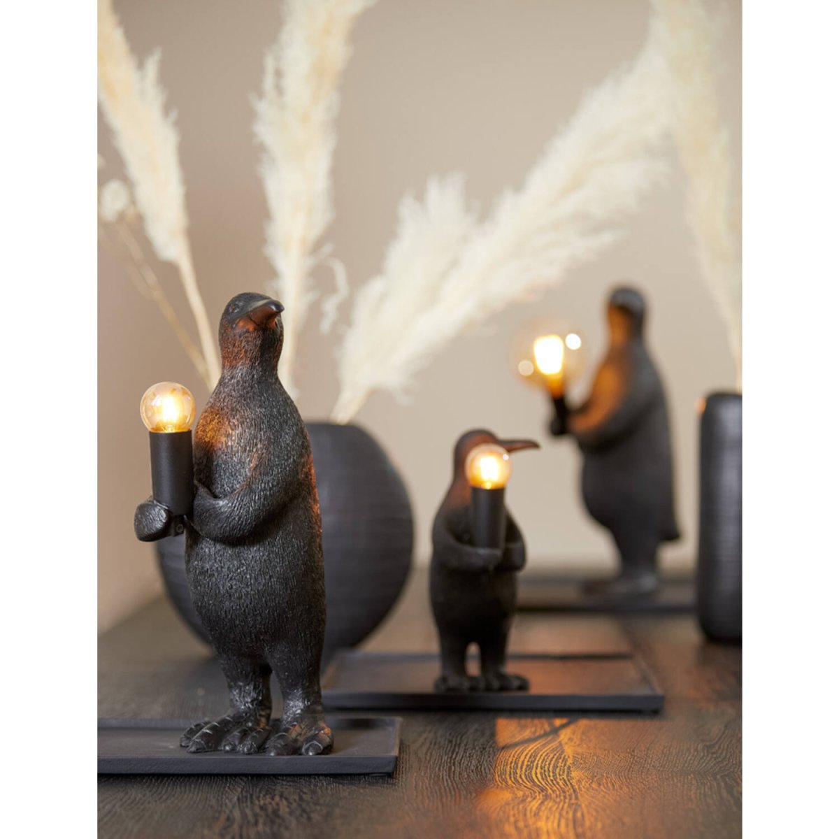 Penguin 24cm Sort bordlampe Fra Light & Living - Penguin er en charmerende og legende lampe, lad den sprede lys og glæde i dit hjem!